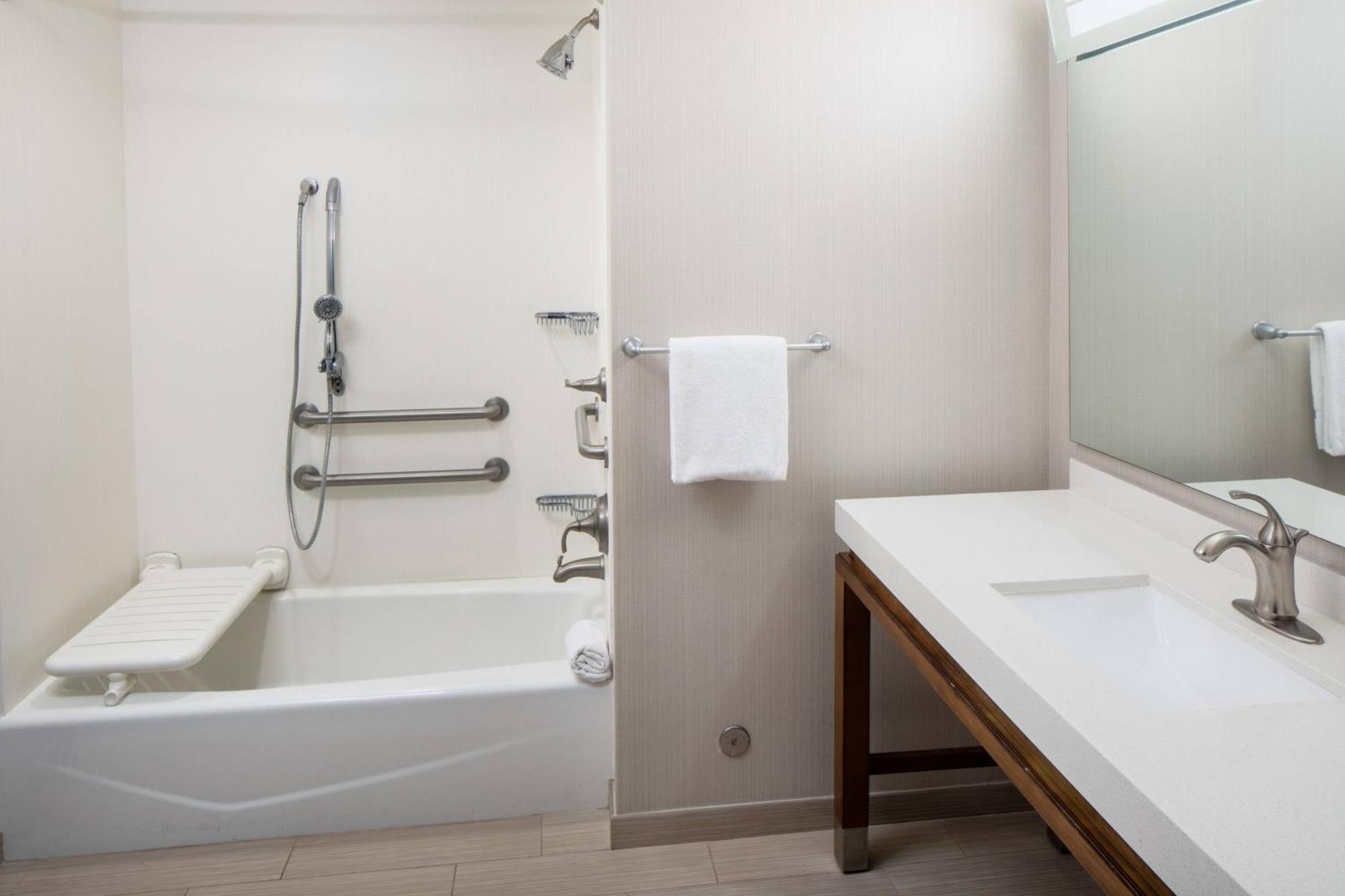 คอร์ตยาร์ด ลับบ็อก ดาวน์ทาวน์/ยูนิเวอร์ซิตี้ แอเรีย Hotel ภายนอก รูปภาพ